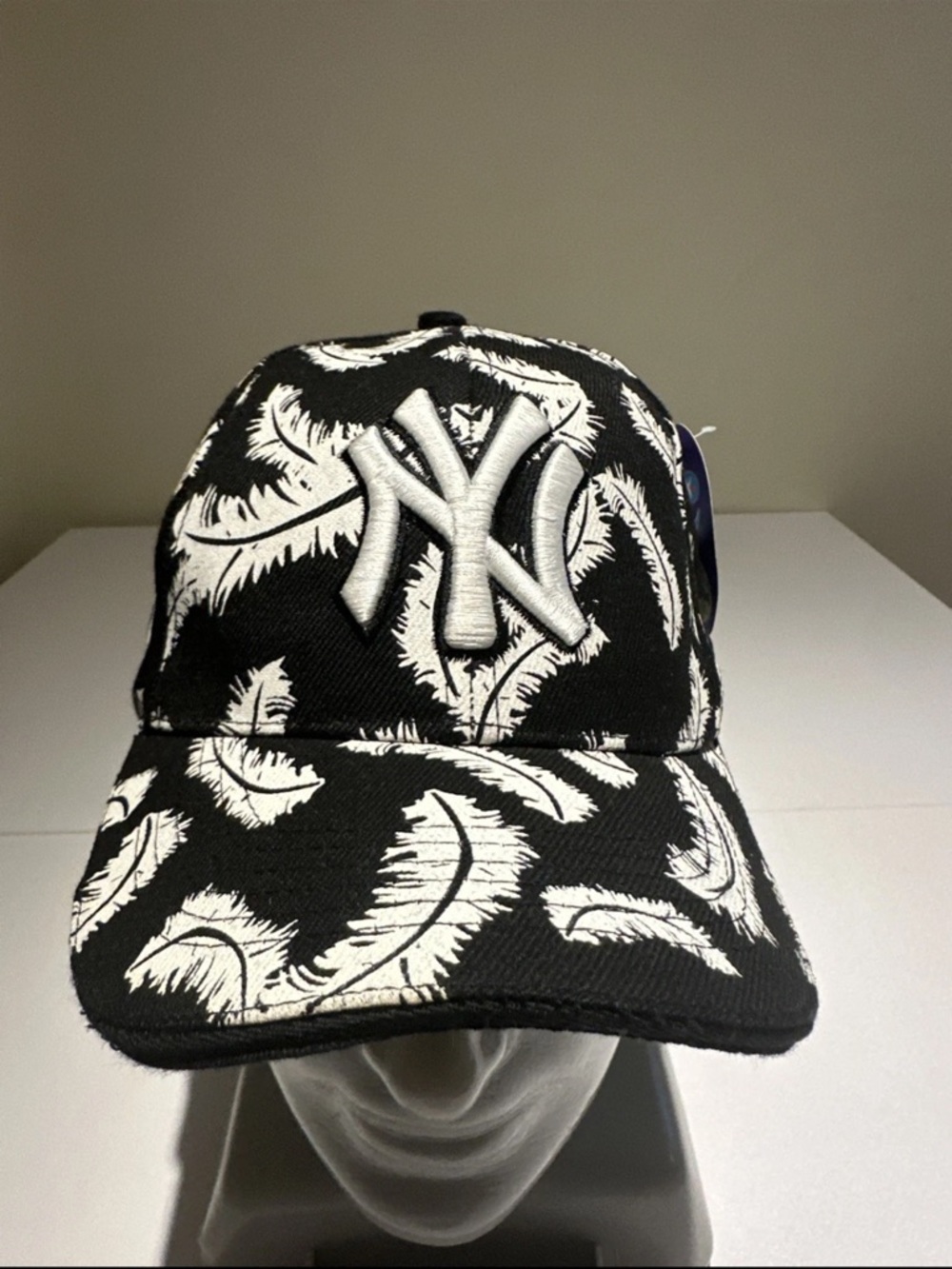 New York Yankees Black & White Feather Logo Cap